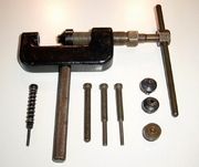 Outil de coupe et de rivetage de chaÃ®nes de distribution